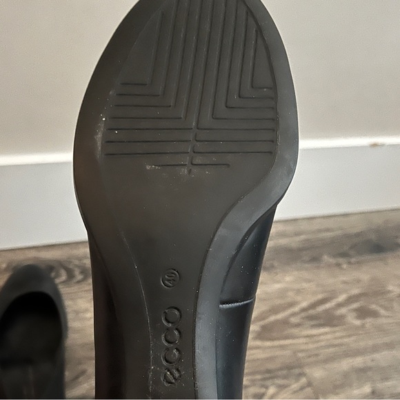 Black Ecco heels - Picture 2 of 3